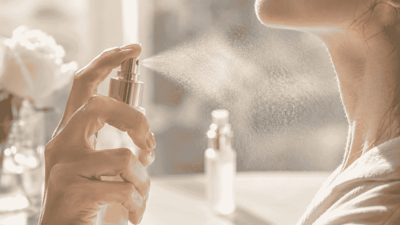Misting face with thermal water before applying hyaluronic acid serum — the correct way to use hyaluronic acid on damp skin to prevent dryness